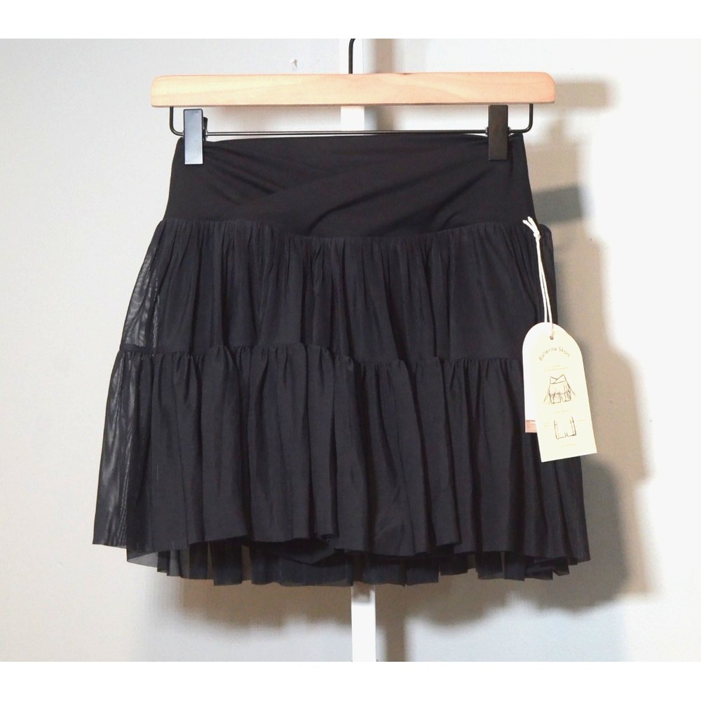 NWT Logilates Size M Black Ballerina Tiered Mesh Skort Built-in Shorts w/Pockets